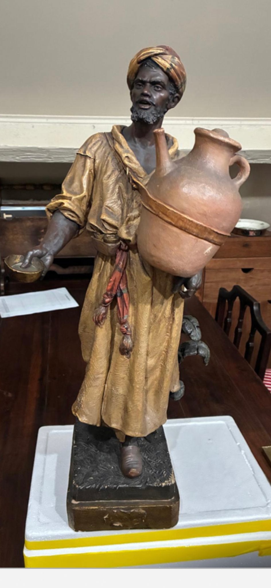 Antiek beeld van een waterdrager, 64 cm hoog, Antiek en Kunst, Ophalen of Verzenden