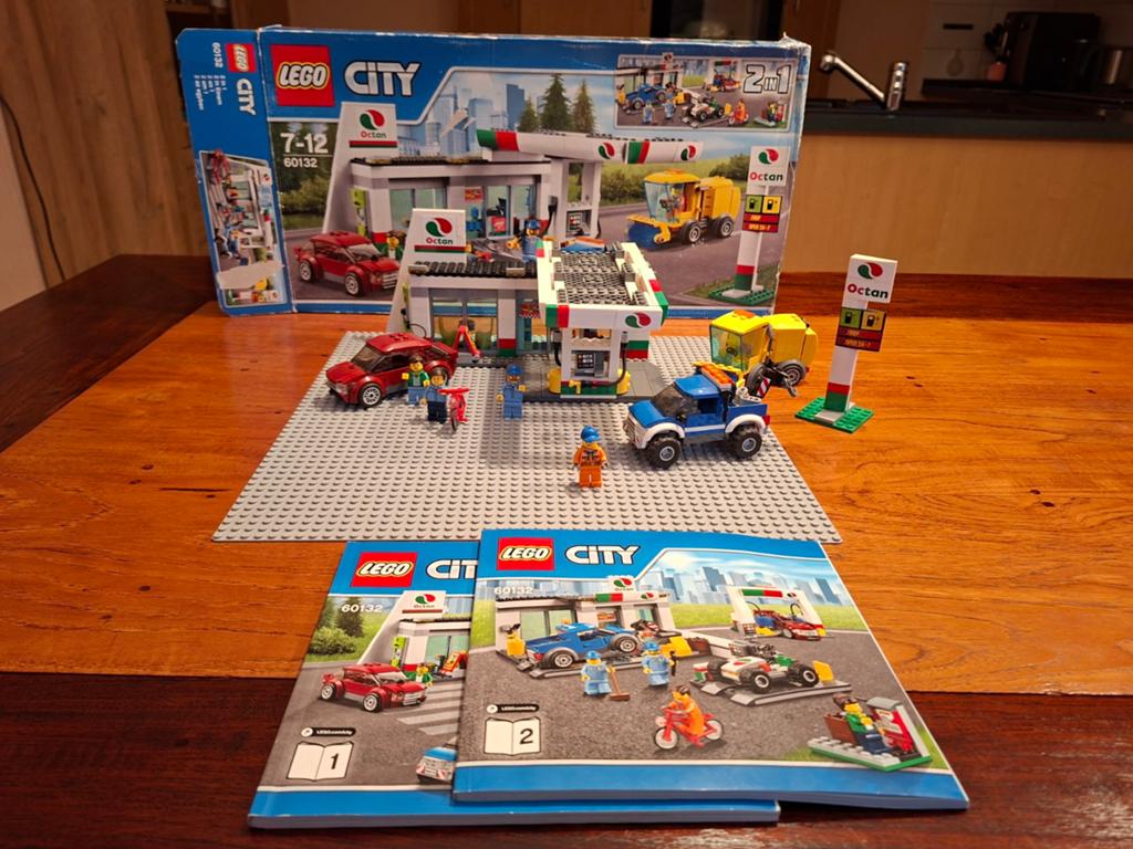 LEGO  OCTAN TANKSTATION 60132, Kinderen en Baby's, Speelgoed | Duplo en Lego, Lego, Ophalen of Verzenden, Zo goed als nieuw, Compleet