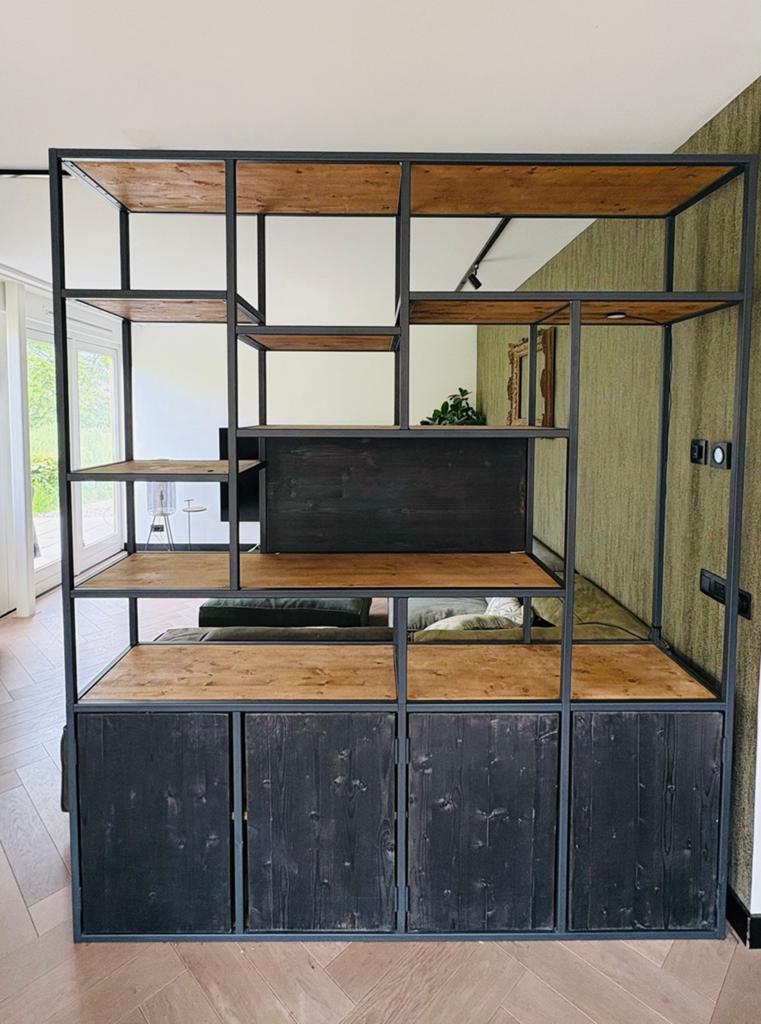 Metalen zwart houten maatwerk vakkenkast / roomdivider, Huis en Inrichting, Ophalen, Zo goed als nieuw