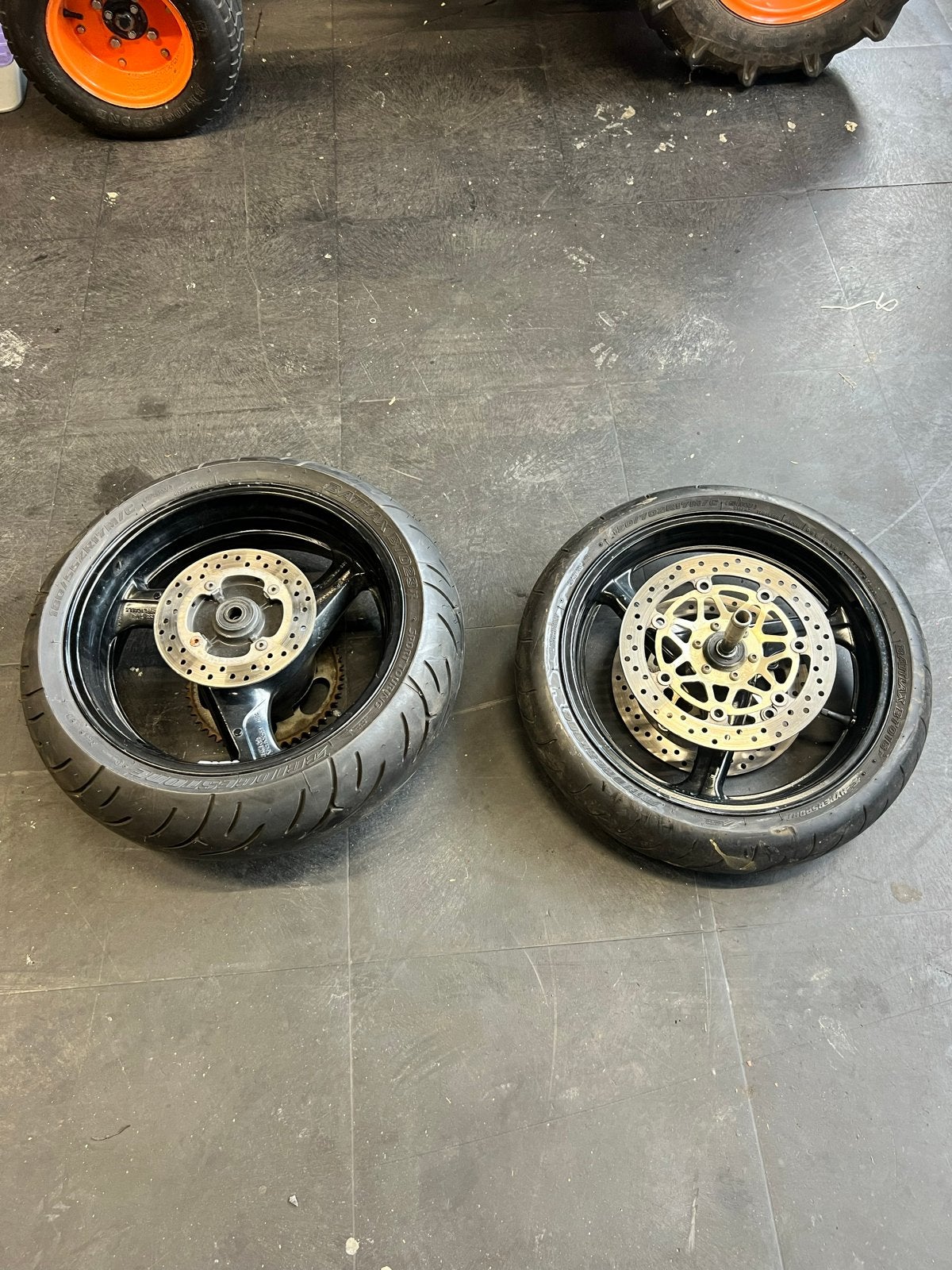 CBR 600F achterwiel met band en remschijf, Ophalen of Verzenden, Gebruikt
