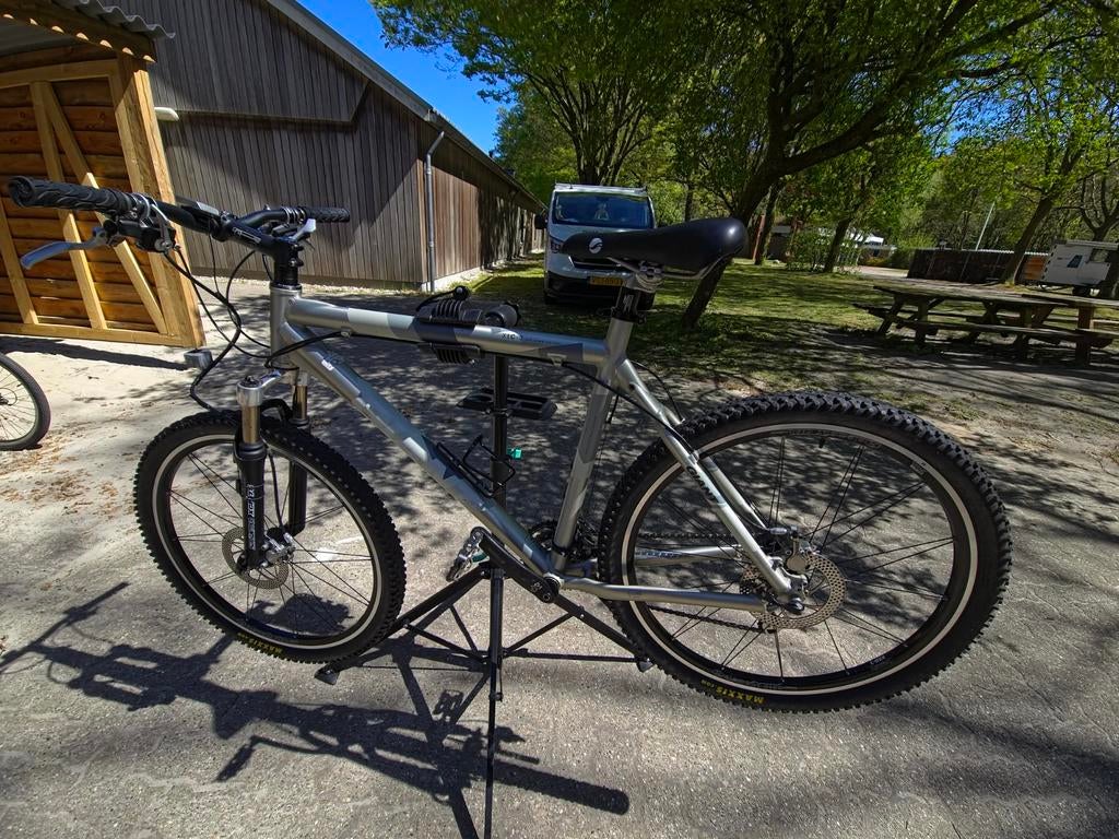 Mountainbike Giant wielmaat (26×2.1), Fietsen en Brommers, Zo goed als nieuw, Meer dan 20 versnellingen, 53 tot 57 cm, Vering