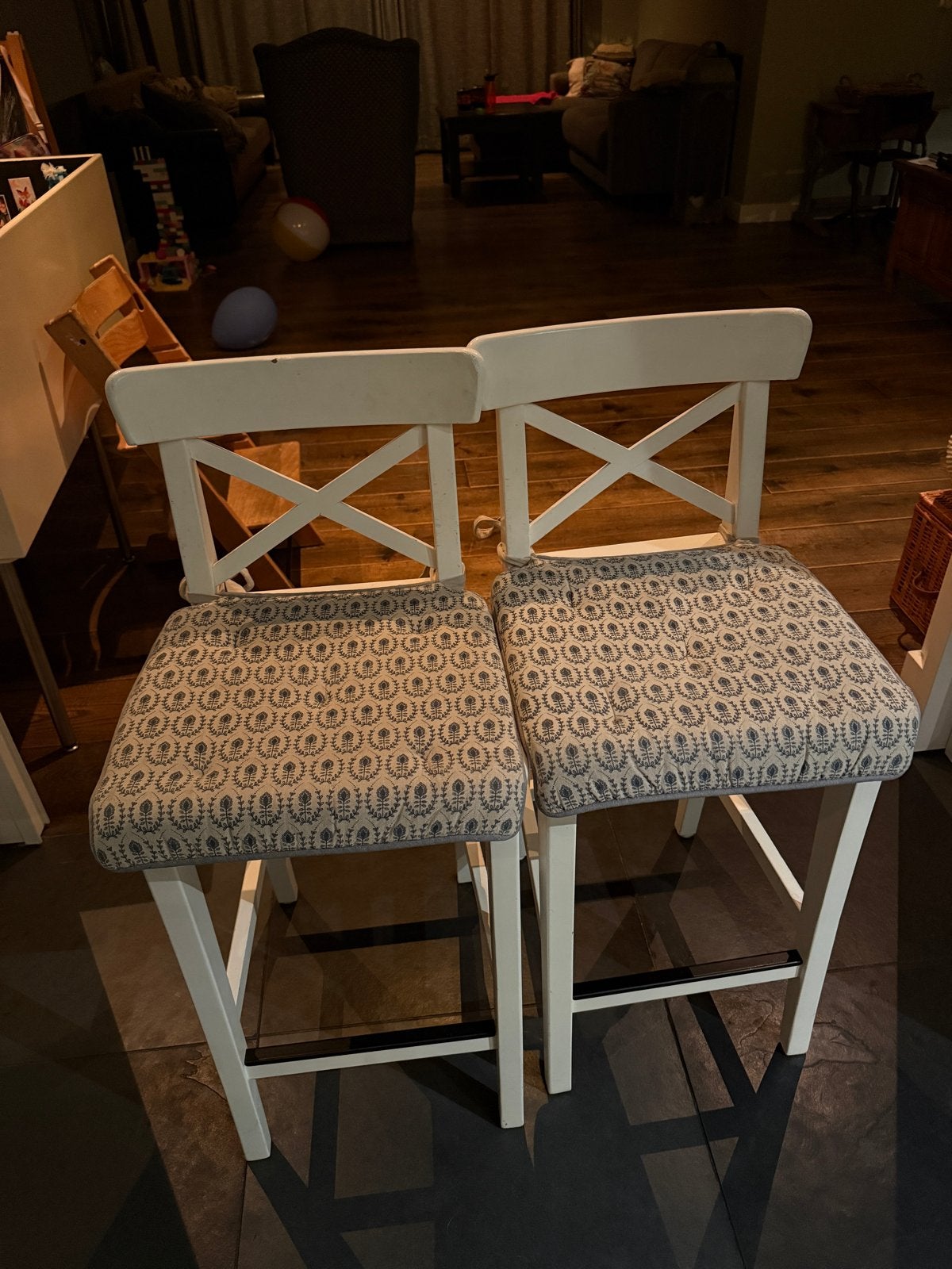 Witte houten hoge krukken met rugleuning (2 stuks) - gratis, 2 krukken, Ophalen, Gebruikt, Hout