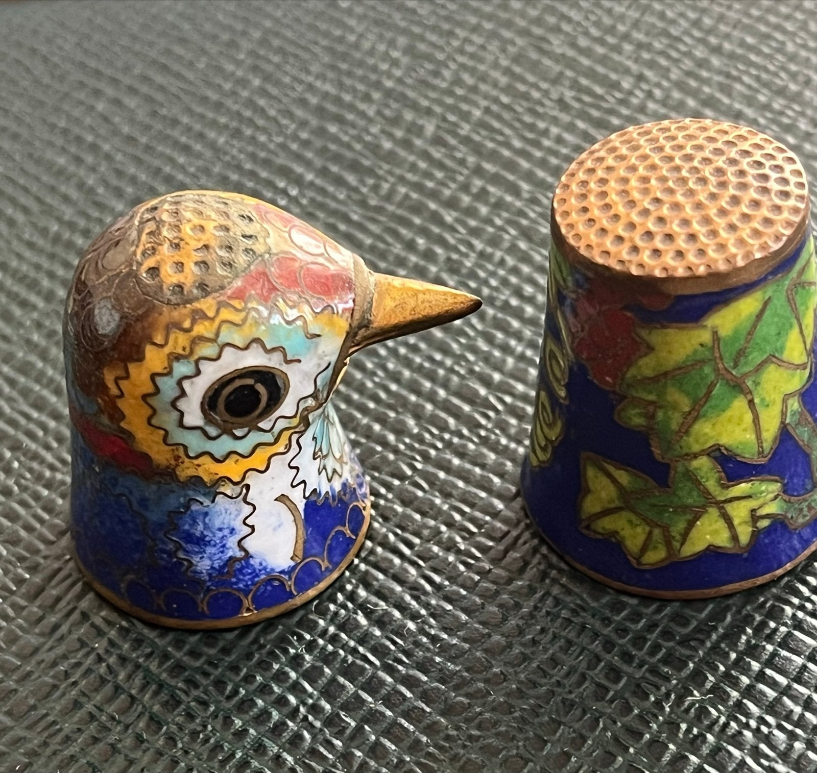 Set van 2 Cloisonné vingerhoeden - Vogel en bloemen, Ophalen of Verzenden