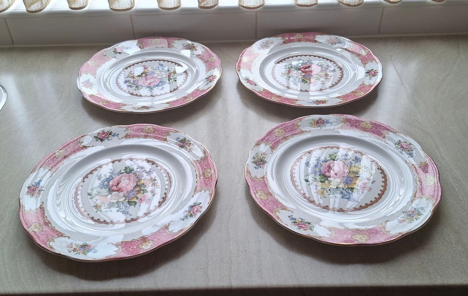 royal albert lady carlyle 4x dinerborden, Antiek en Kunst, Antiek | Servies los, Ophalen of Verzenden