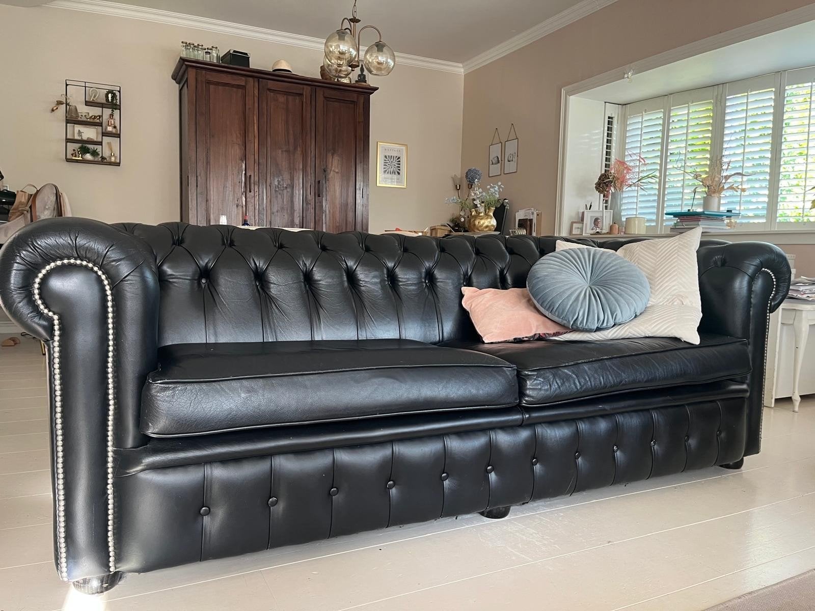 Luxe leren Zwarte Chesterfield Bank - Made in England, Huis en Inrichting, Gebruikt, Chesterfield, Klassiek, Engels, modern, Verzenden
