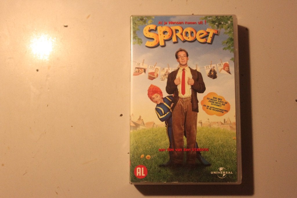 802v - vhs - sproet al je wensen komen uit - een film van be, Alle leeftijden, Ophalen of Verzenden, Gebruikt, Komedie