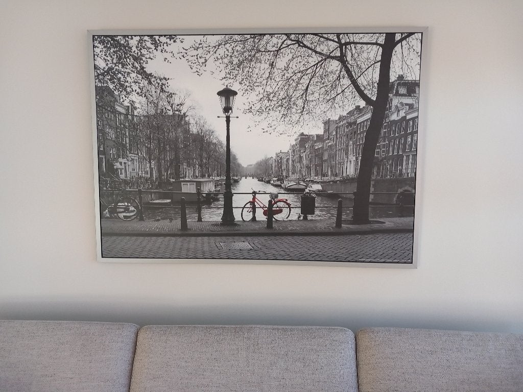 SCHILDERIJ DE AMSTERDAMMER MET RODE FIETS VAN IKEA, Ophalen, Zo goed als nieuw, 125 cm of meer, Schilderij
