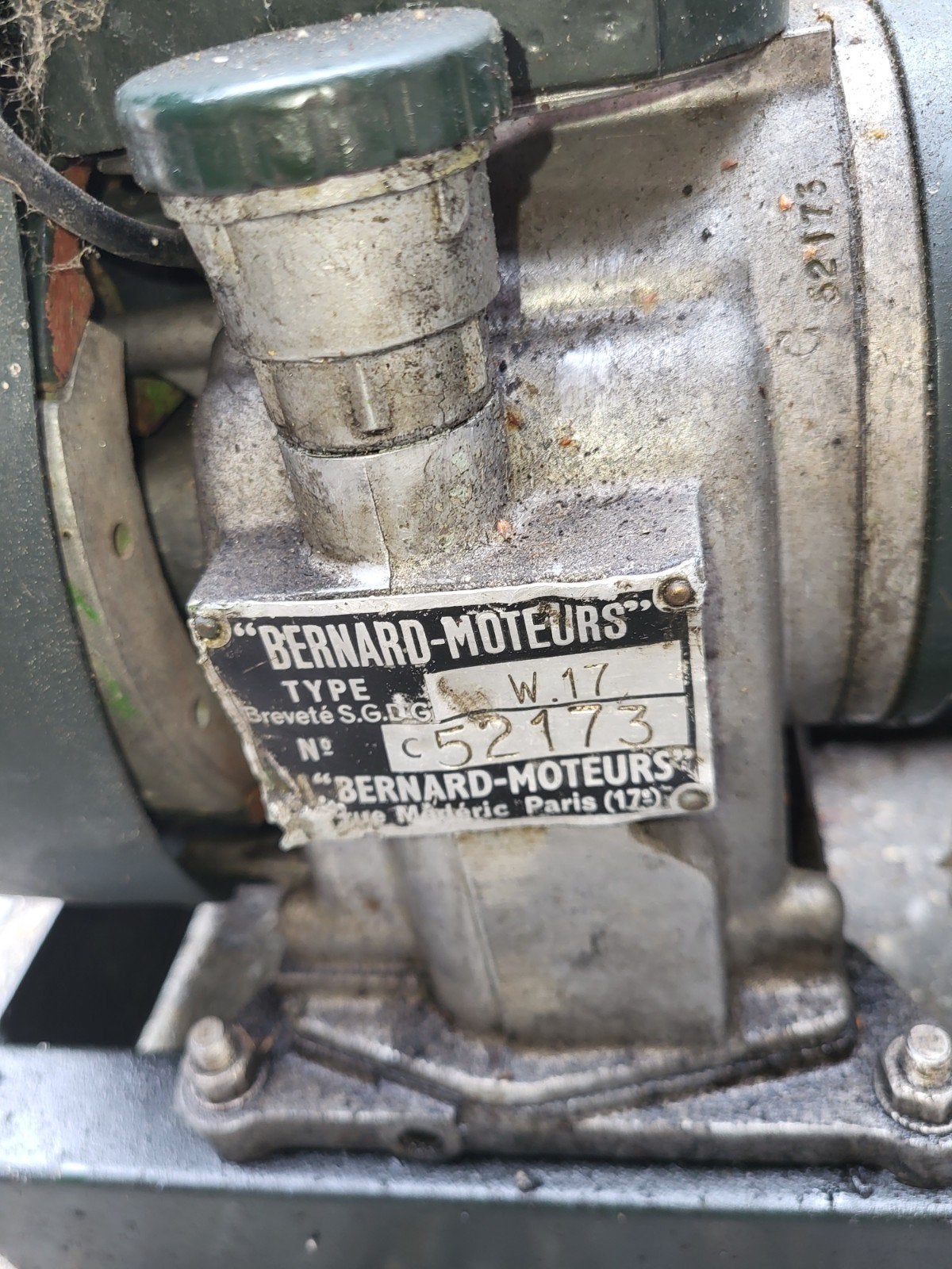 BERNARD W17 benzine motor met Stork pomp, Ophalen