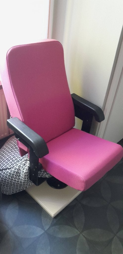 2 bioscoopstoelen met onder frame gratis, Huis en Inrichting, Ophalen, Gebruikt, Overige kleuren, Twee