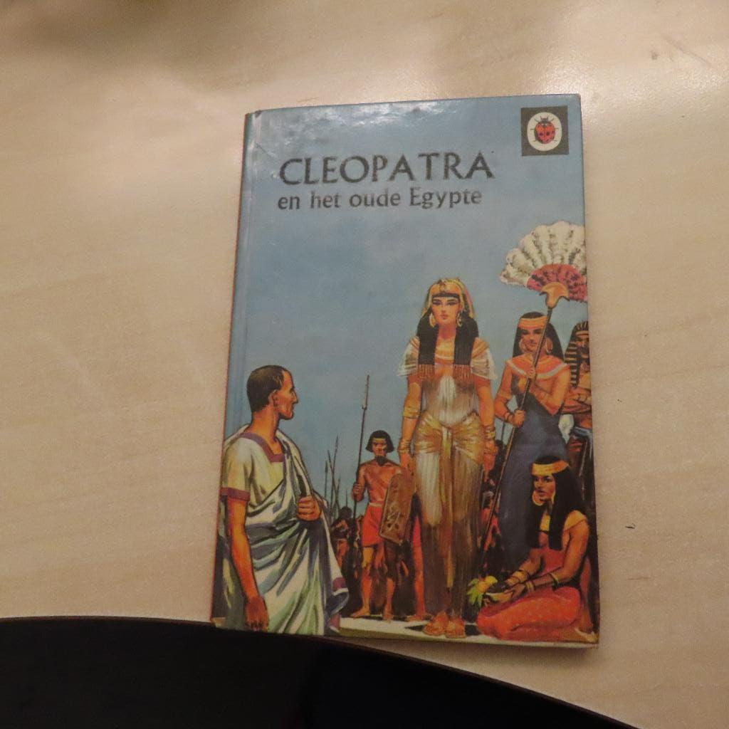 Cleopatra Globe reeks geïllustreerd informatief boekje, Verzenden