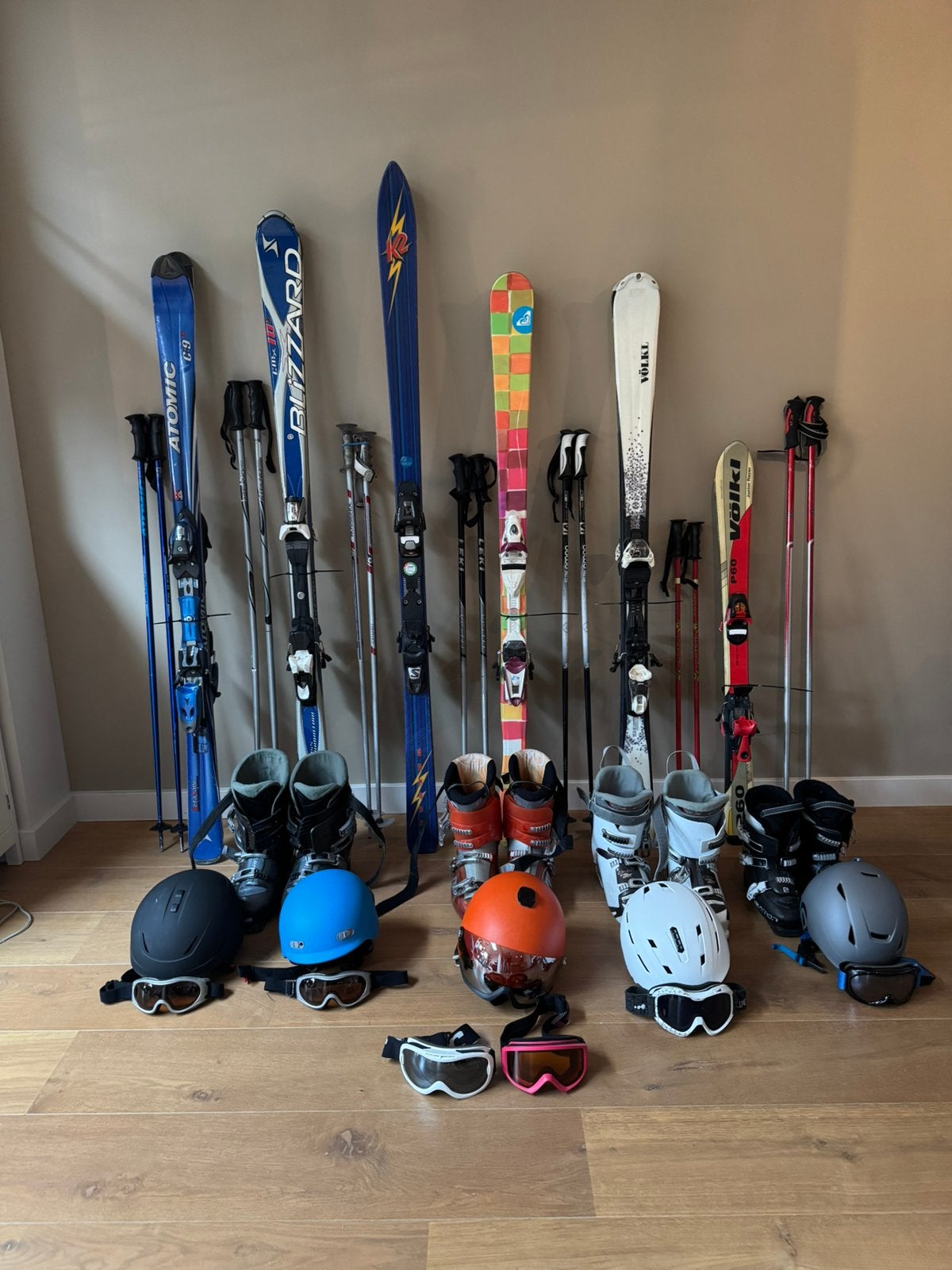 Meerdere ski sets (ski’s, skischoenen, skistokken en helmen), 160 tot 180 cm, Zo goed als nieuw, Ski's, Ophalen