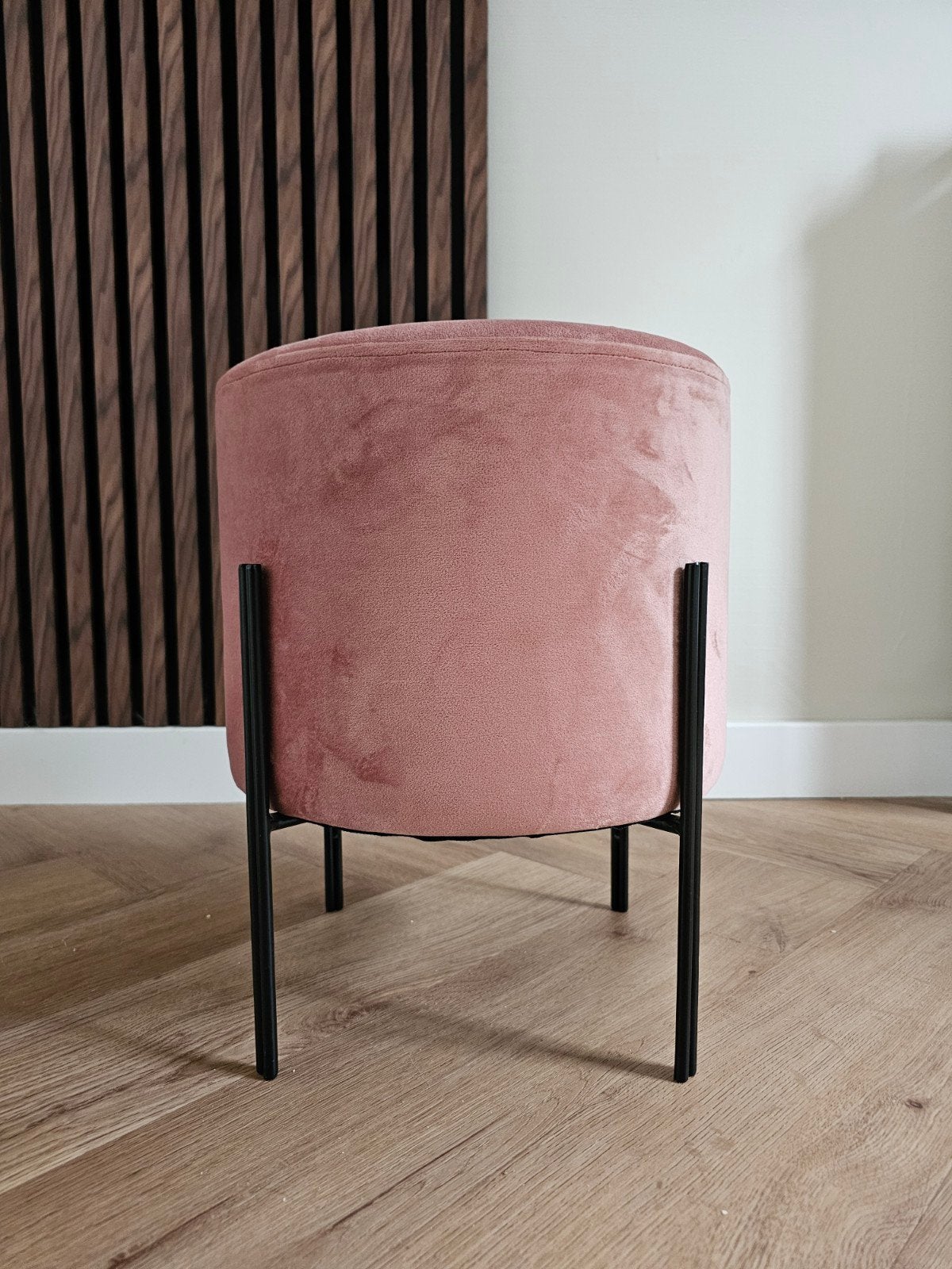 Oudroze velvet poef Kwantum met zwart metalen onderstel, Ophalen, Minder dan 50 cm, Gebruikt, Rond