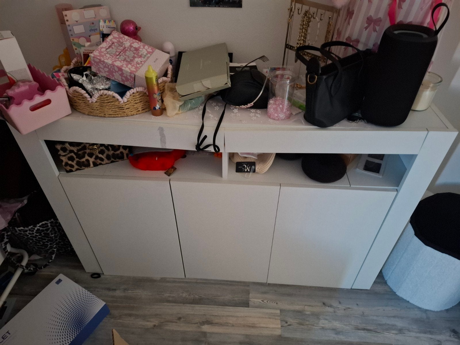 Wit dressoir - plankje moet vastgezet worden, Huis en Inrichting, Kasten | Dressoirs, Ophalen, Overige materialen, 100 tot 150 cm