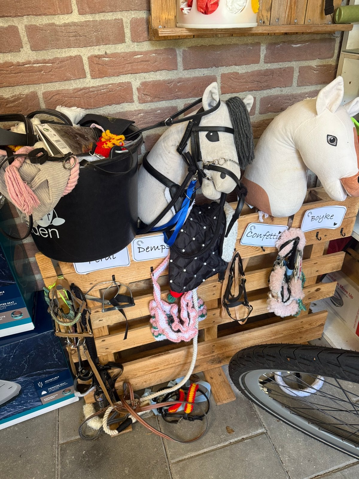 2 maal Hobby horse met veel accessoires, Ophalen, Gebruikt
