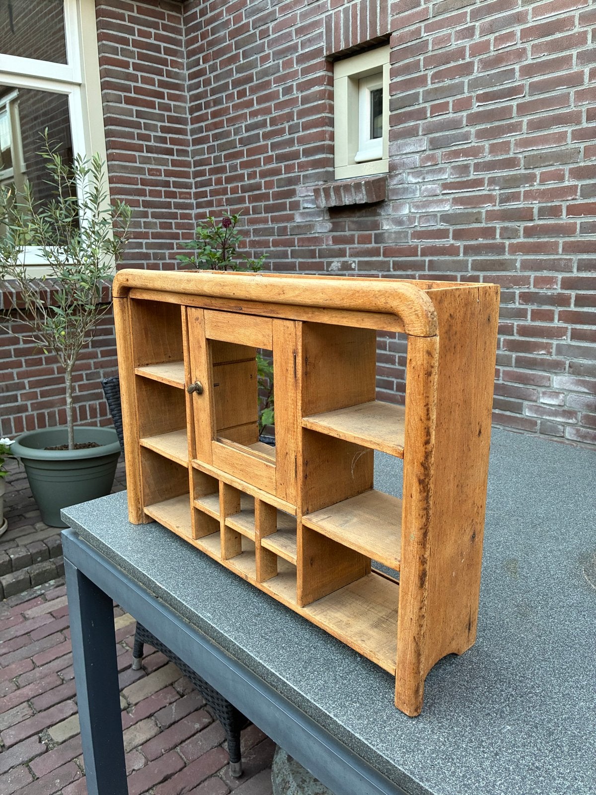 Vintage houten wandkastje met vakken en deurtje, Ophalen of Verzenden