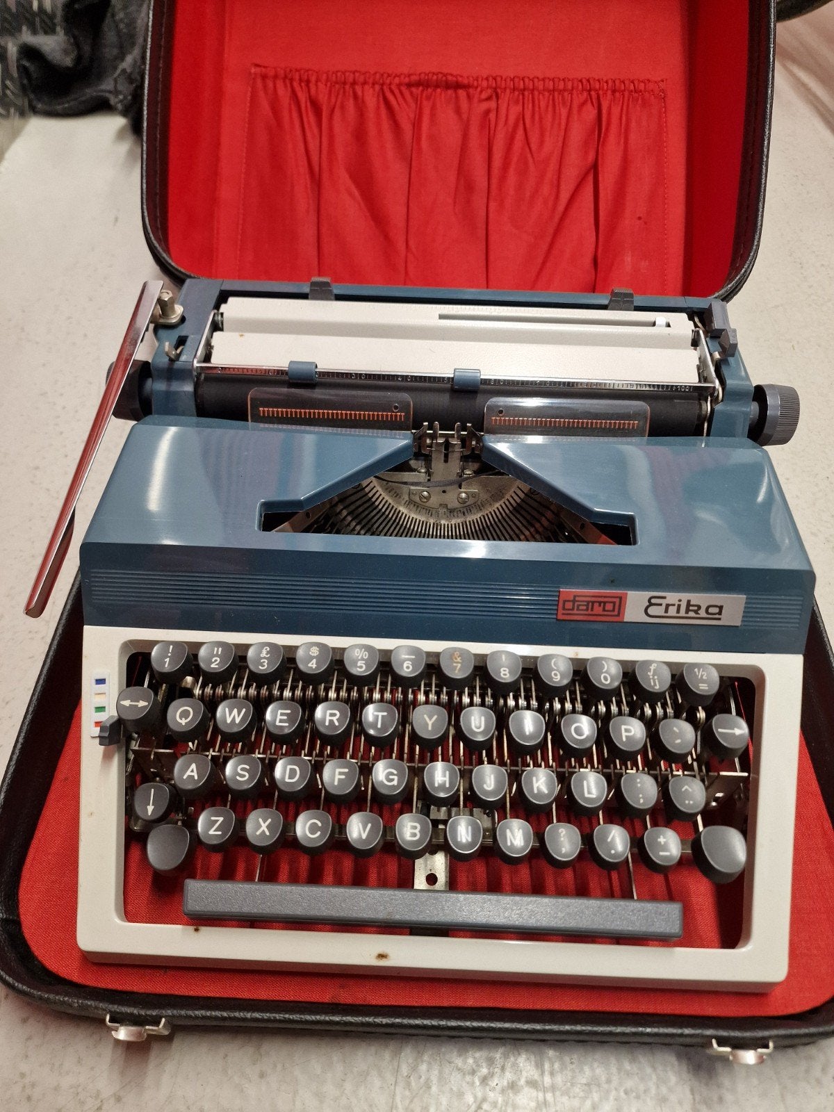 Retro schrijvmachine daro Erika, Ophalen