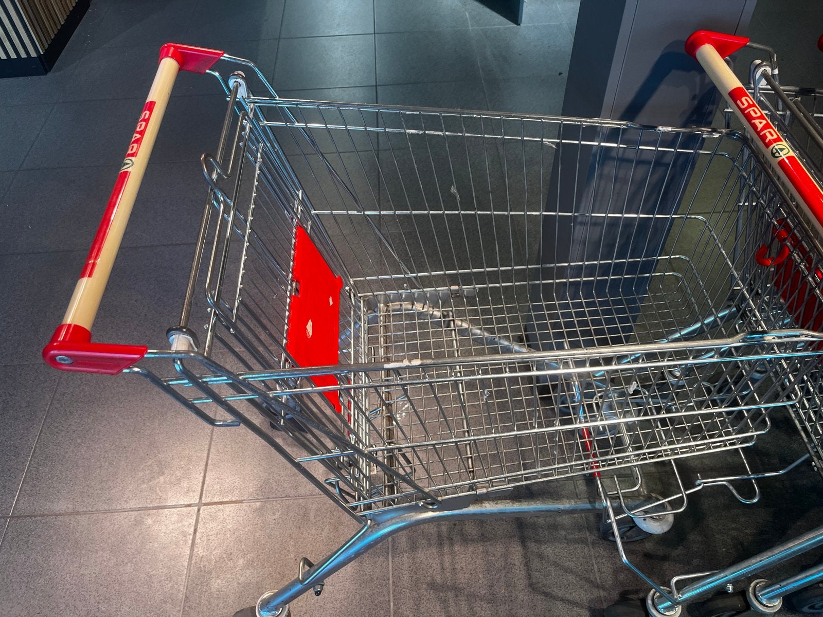 8 gebruikte winkelwagens - KWANZI ELA136, Verzamelen, Winkelwagenmuntjes, Ophalen