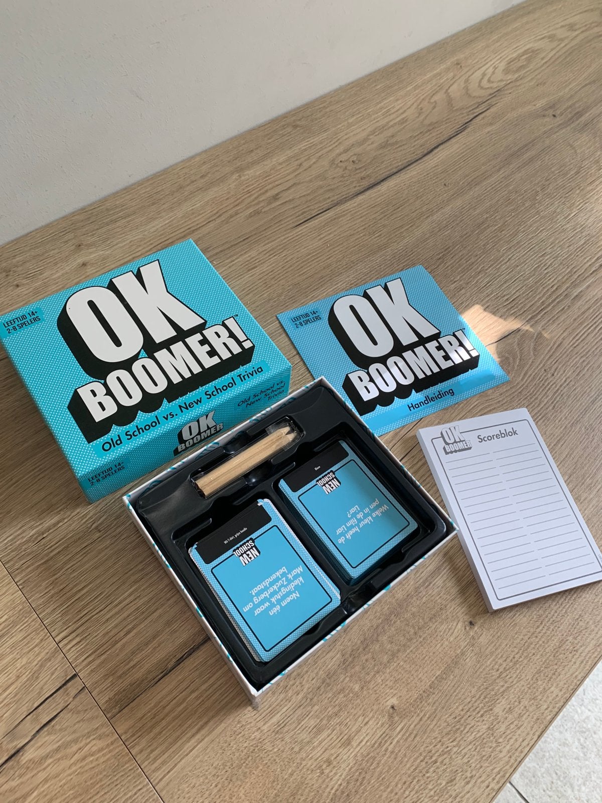 OK Boomer! Old School vs. New School Trivia Spel, Een of twee spelers, Ophalen of Verzenden, Zo goed als nieuw