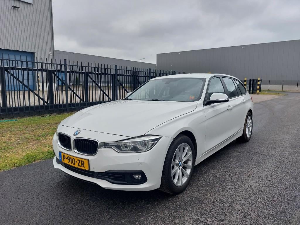 Mooie BMW 3-Serie 1.5 318I 100KW Touring Luxury 2016 Wit 3, Auto's, 1445 kg, Wit, Handgeschakeld, 19 km/l