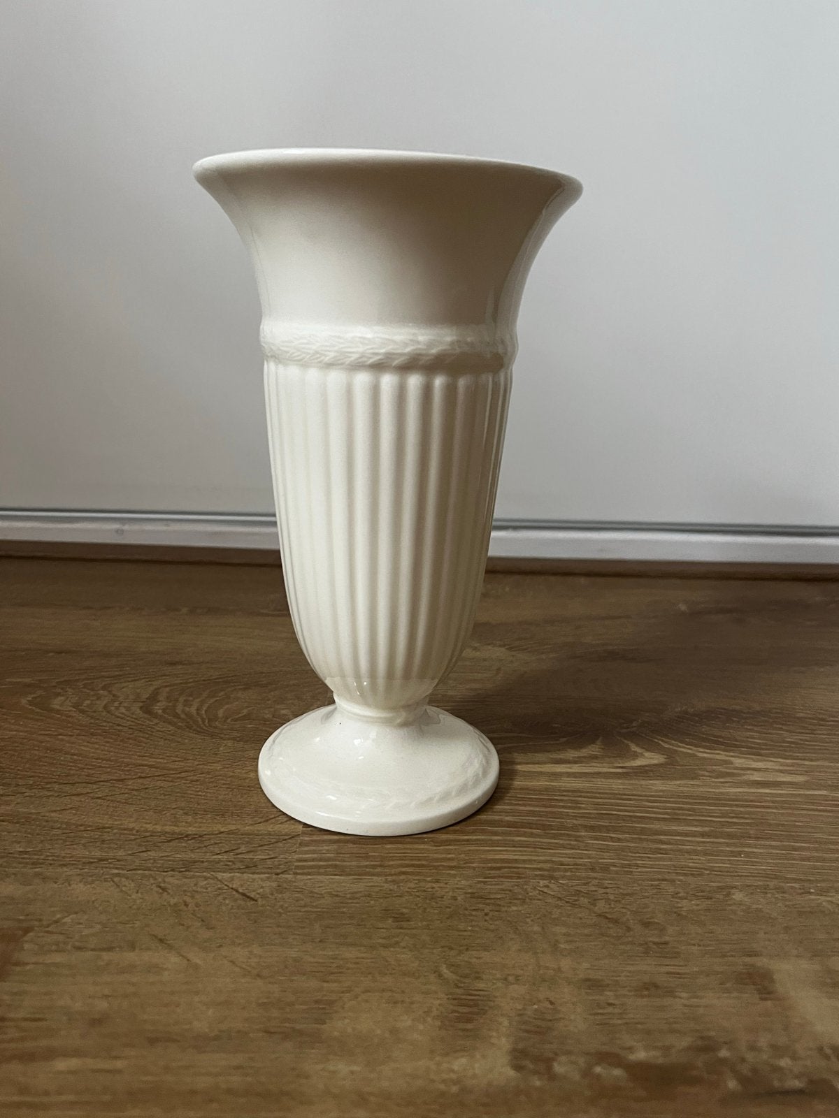 Wedgwood Etruria & Barlaston vaas, crème, geribbeld, Antiek en Kunst, Antiek | Vazen, Ophalen