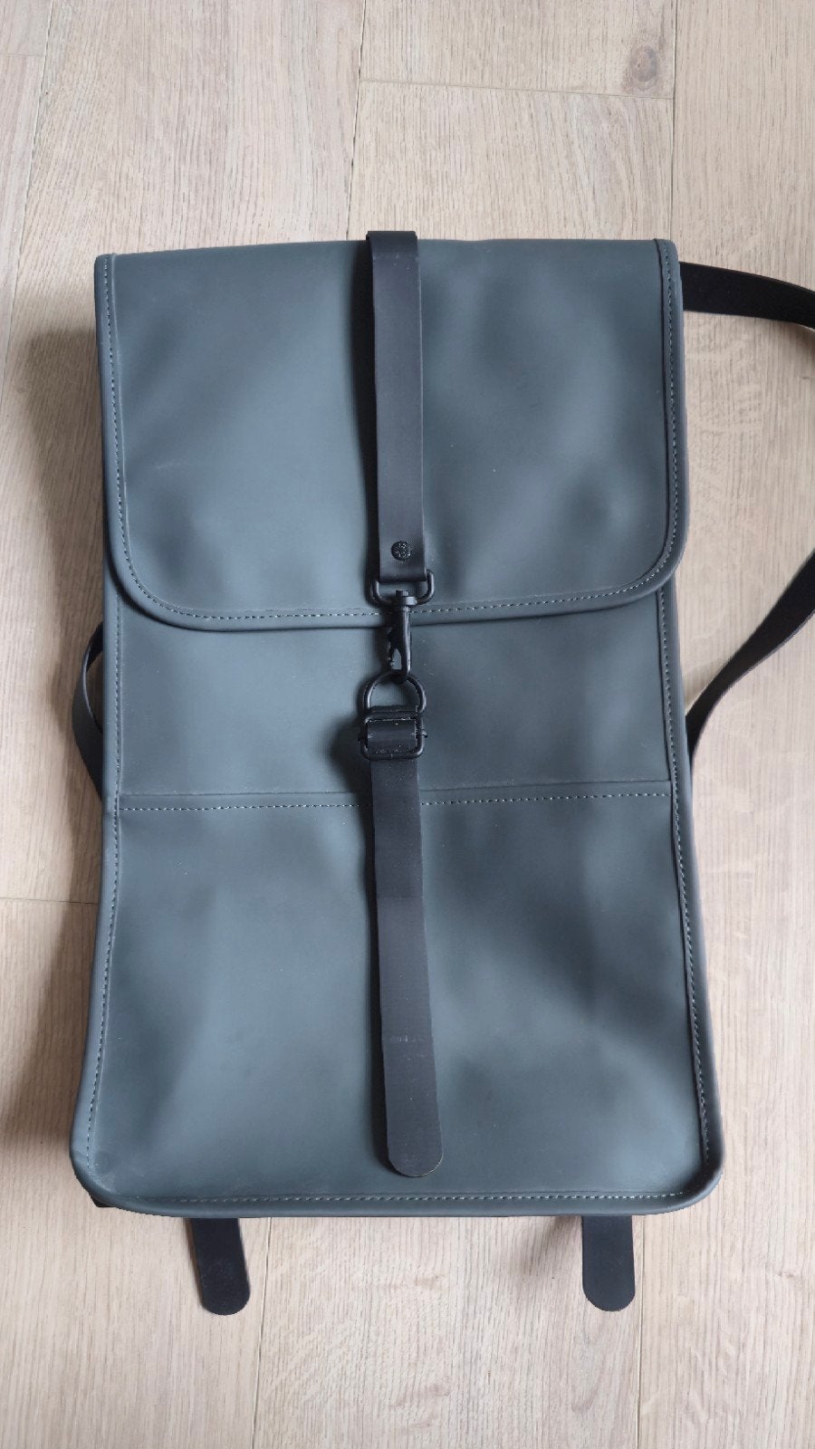 Rains waterdichte rugzak, zo goed als nieuw., Sieraden, Tassen en Uiterlijk, Tassen | Rugtassen, Overige merken, 25 tot 40 cm