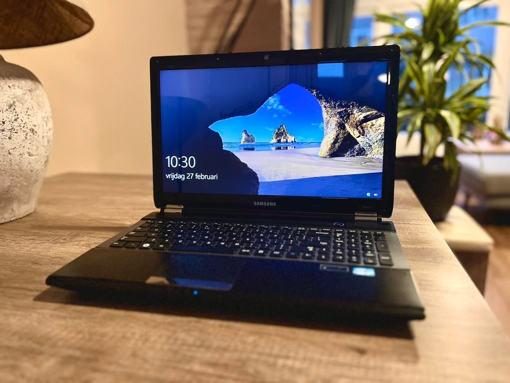 Samsung i5 laptop met klein defect, Computers en Software, Windows Laptops, Ophalen of Verzenden, Zo goed als nieuw, 15 inch, 2 tot 3 Ghz