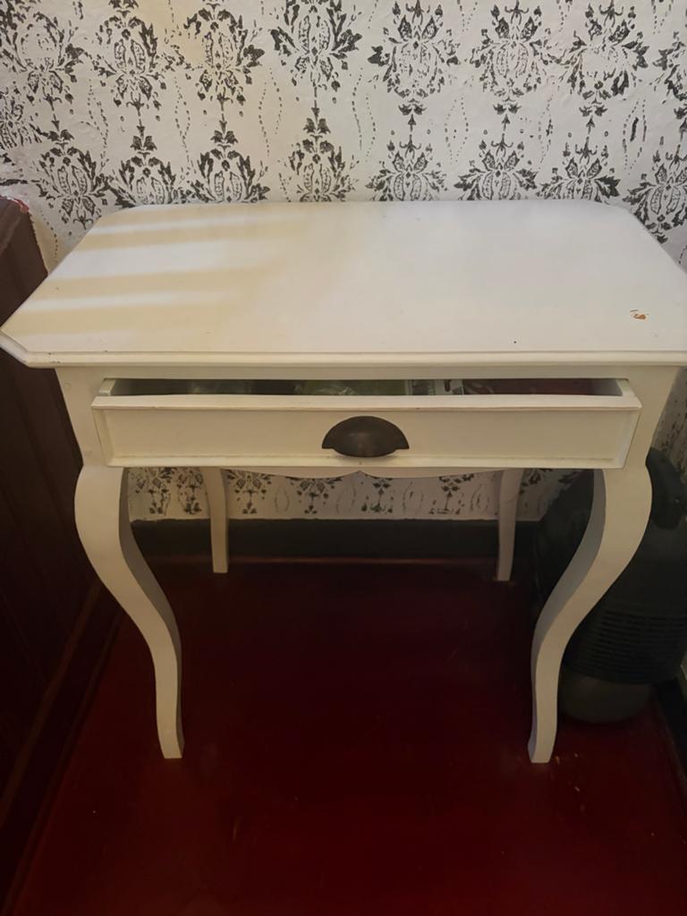 Crème-wit bijzettafeltje met lade, Huis en Inrichting, Tafels | Bijzettafels, Ophalen, Gebruikt, 75 cm of meer, 60 cm of meer