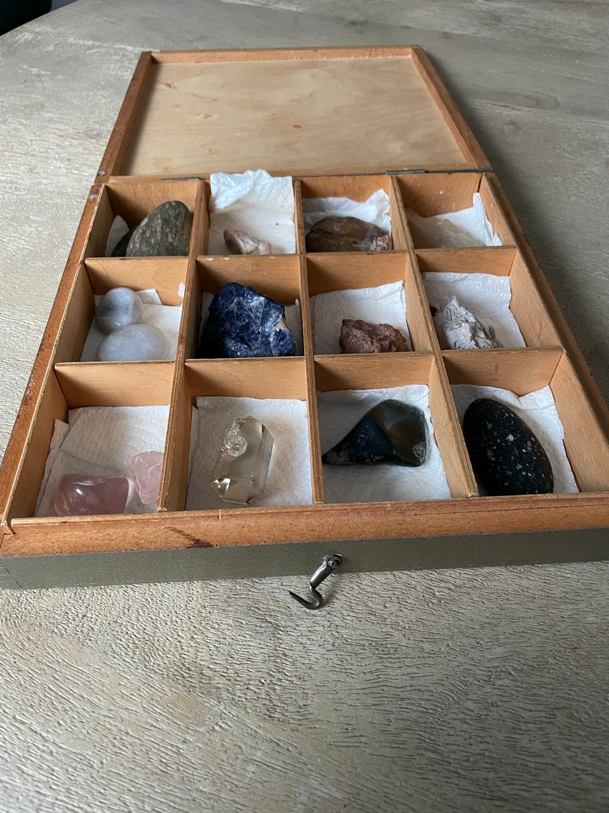 Verzameling van bijzondere mineralen in houten doos, Verzamelen, Ophalen of Verzenden, Mineraal