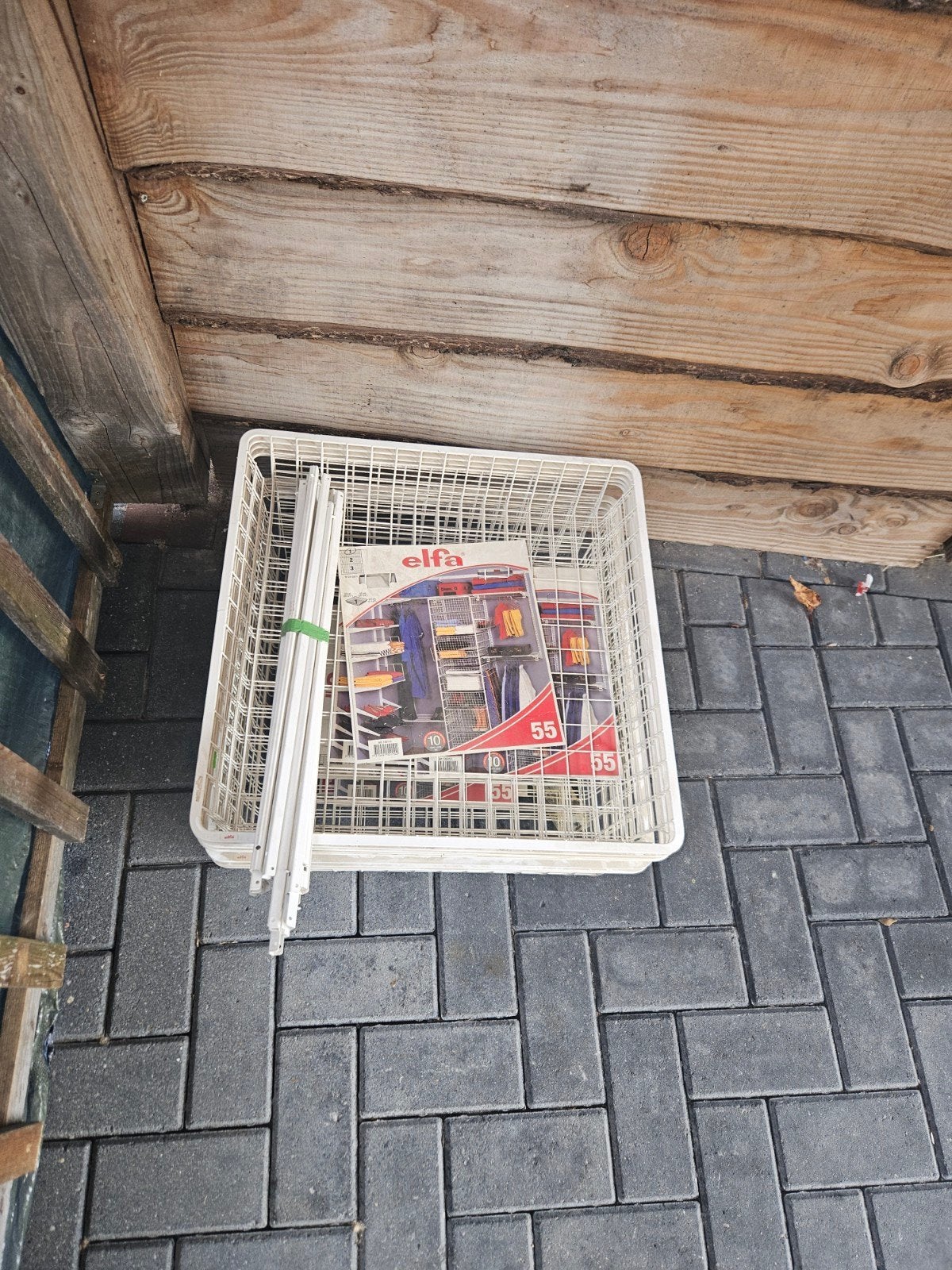 Elfa opbergsysteem met manden en staanders, Ophalen