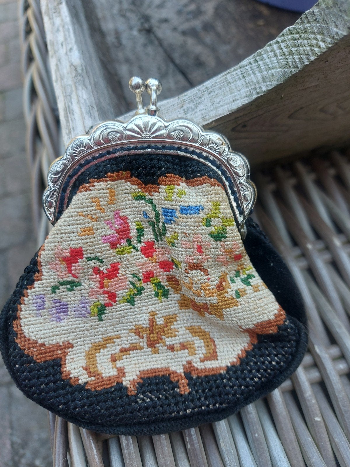 Mooi klein Vintage beugel portemonneetje met borduur, Ophalen of Verzenden