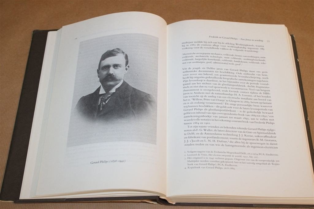 Nederlandse Gloeilampenindustrie — Geschiedenis Philips, Ophalen of Verzenden, Gelezen
