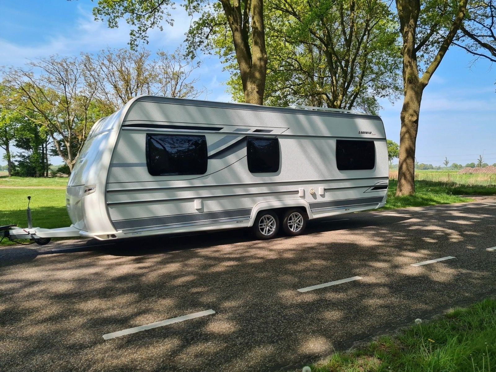 Fendt Larimar Modeljaar 2017 - Topstaat met voortent, Caravans en Kamperen, Vast bed, Rondzit, Airco, Particulier