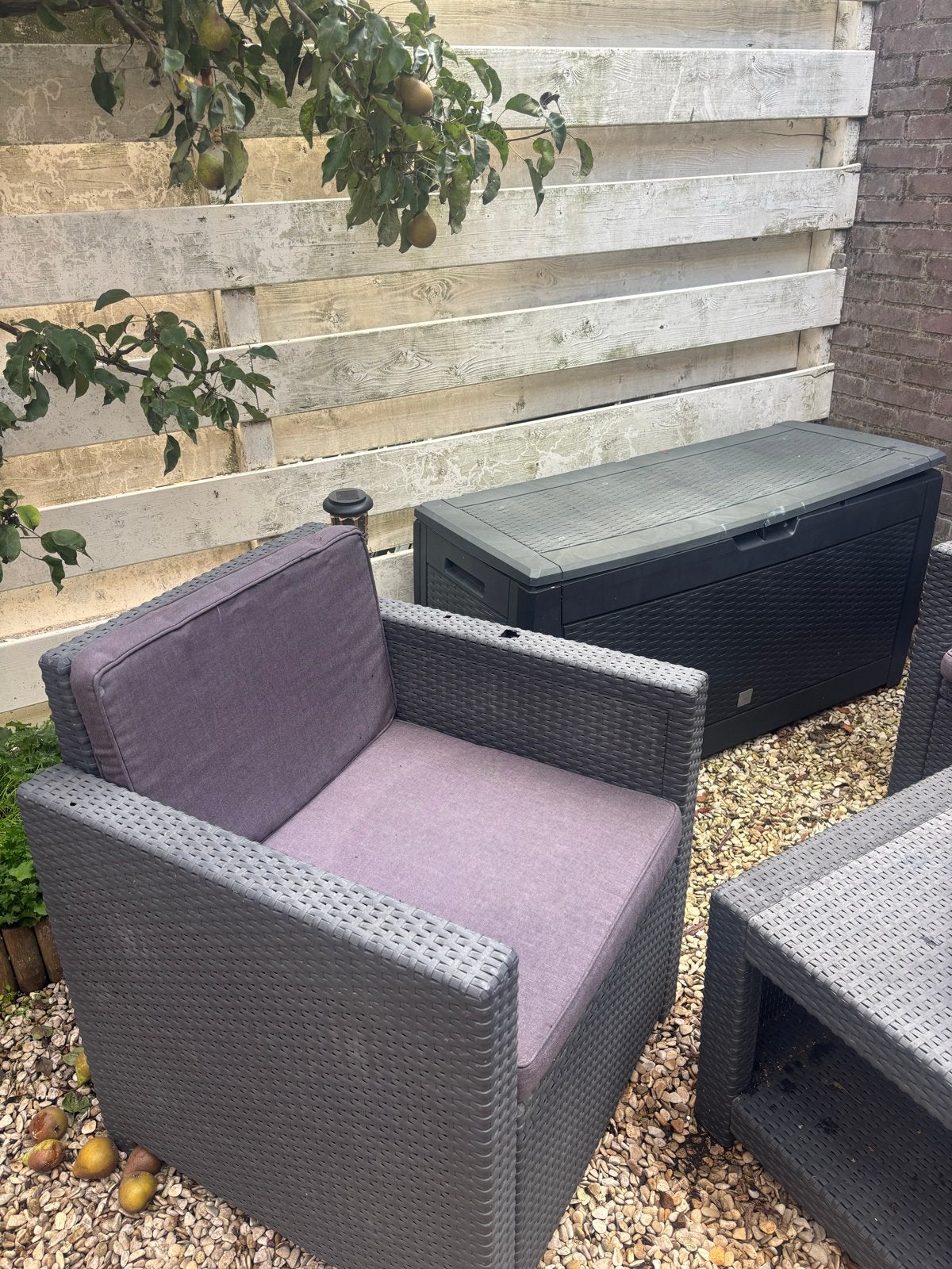 Foto 2 van Loungeset met bank, salontafel en 2 stoelen
