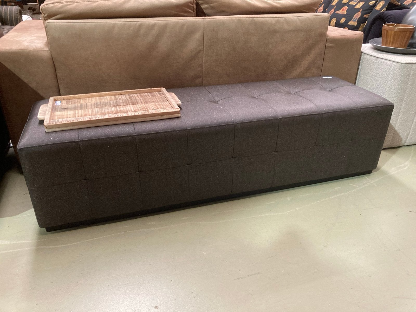 Lange donkergrijze hocker/voetenbank met knopen, Gebruikt, 125 cm of meer, W, Ophalen of Verzenden