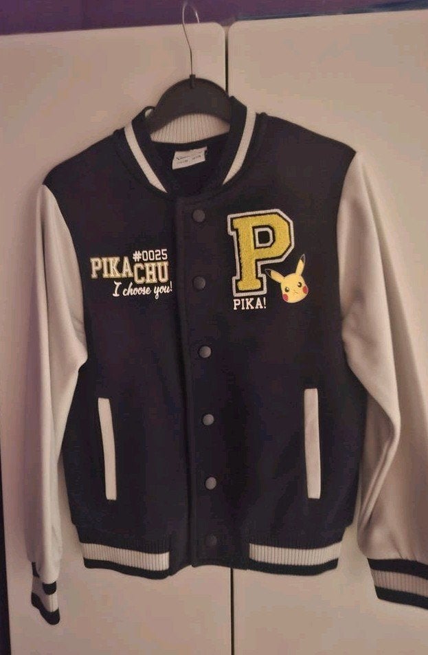 Stoere Pokémon Pikachu Varsity Jas Maat 140, Jongen of Meisje, Ophalen of Verzenden, Zo goed als nieuw, Pokémon