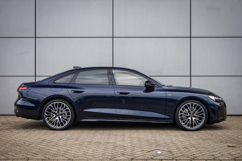 Audi A6 Limousine 2.0 e-hybrid 299pk quattro Edition One | S, Auto's, Audi, Automaat, Stof, 4 cilinders, 26 kWh
