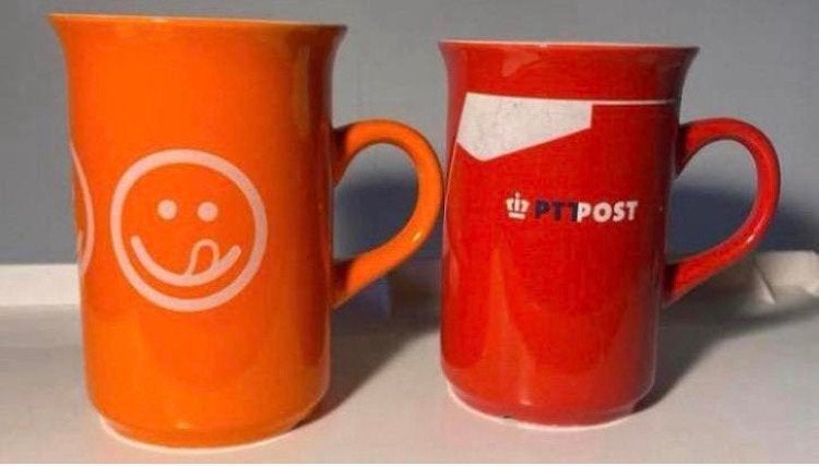 Oranje en rode mok van TNT en PTTPOST. Hoogte 10,5 cm., Overige materialen, Ophalen of Verzenden, Zo goed als nieuw, Overige stijlen