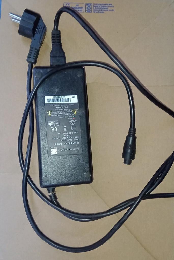 Accell Group Li-ion phylion lader 42V 2.0A, Ophalen of Verzenden, Gebruikt