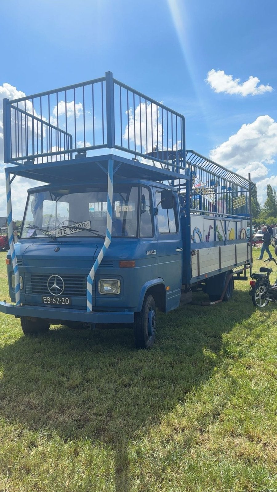 Mercedes 508 bak wagen met losse carnaval opbouw
