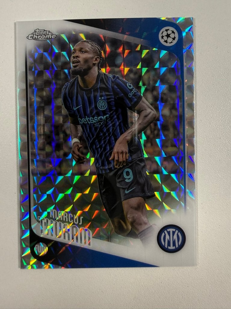 48 Marcus Thuram Geometric Topps Chrome 2025-26, Ophalen of Verzenden, Nieuw, Buitenlandse clubs, Poster, Plaatje of Sticker