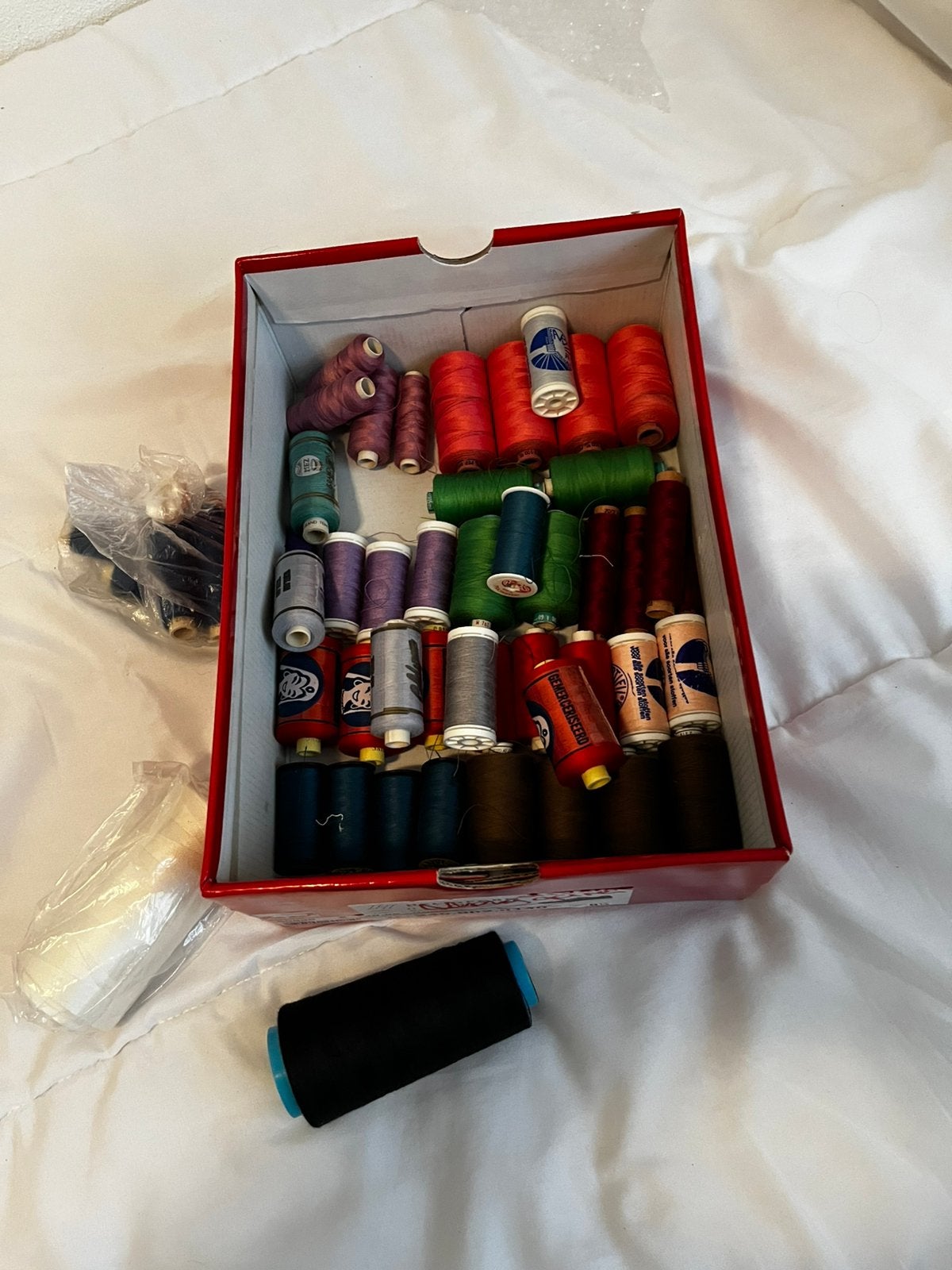 Doos met kleuren naaigaren., Ophalen of Verzenden, Nieuw, Garen of Naald(en)