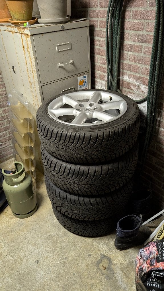 Kumho WinterCraft WP52 XL op velg (Nissan 350z), Ophalen, 18 inch, Banden en Velgen, Winterbanden