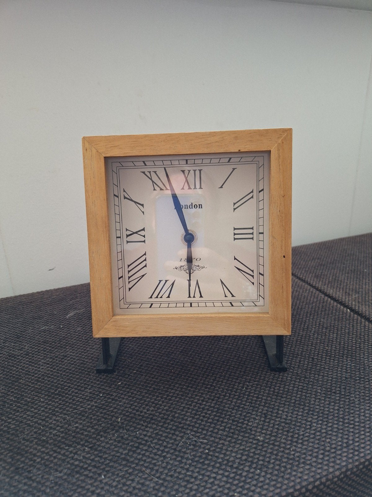 Tafelklokje met houten frame en Romeinse cijfers, Ophalen, Gebruikt, Bruin, Analoog