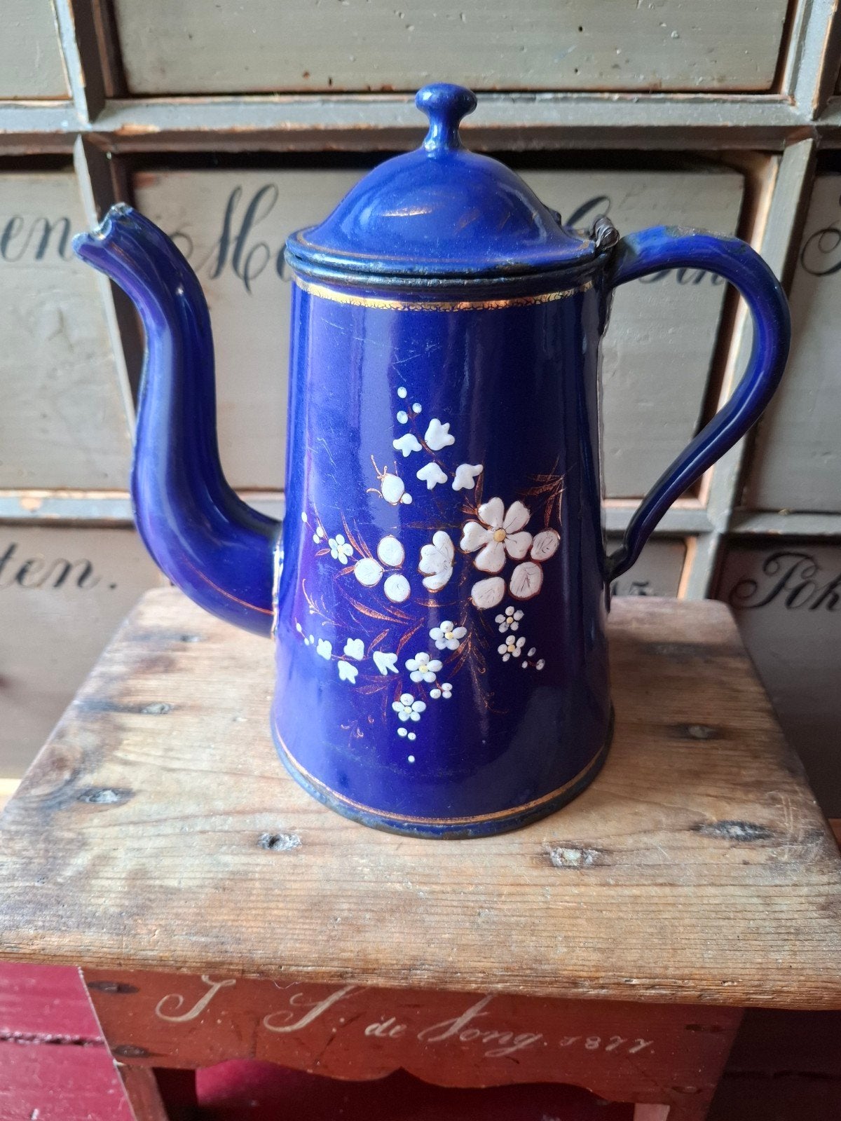 Antieke kobaltblauwe emaille koffiekan met bloemdecoratie, Antiek en Kunst, Antiek | Emaille, Ophalen of Verzenden