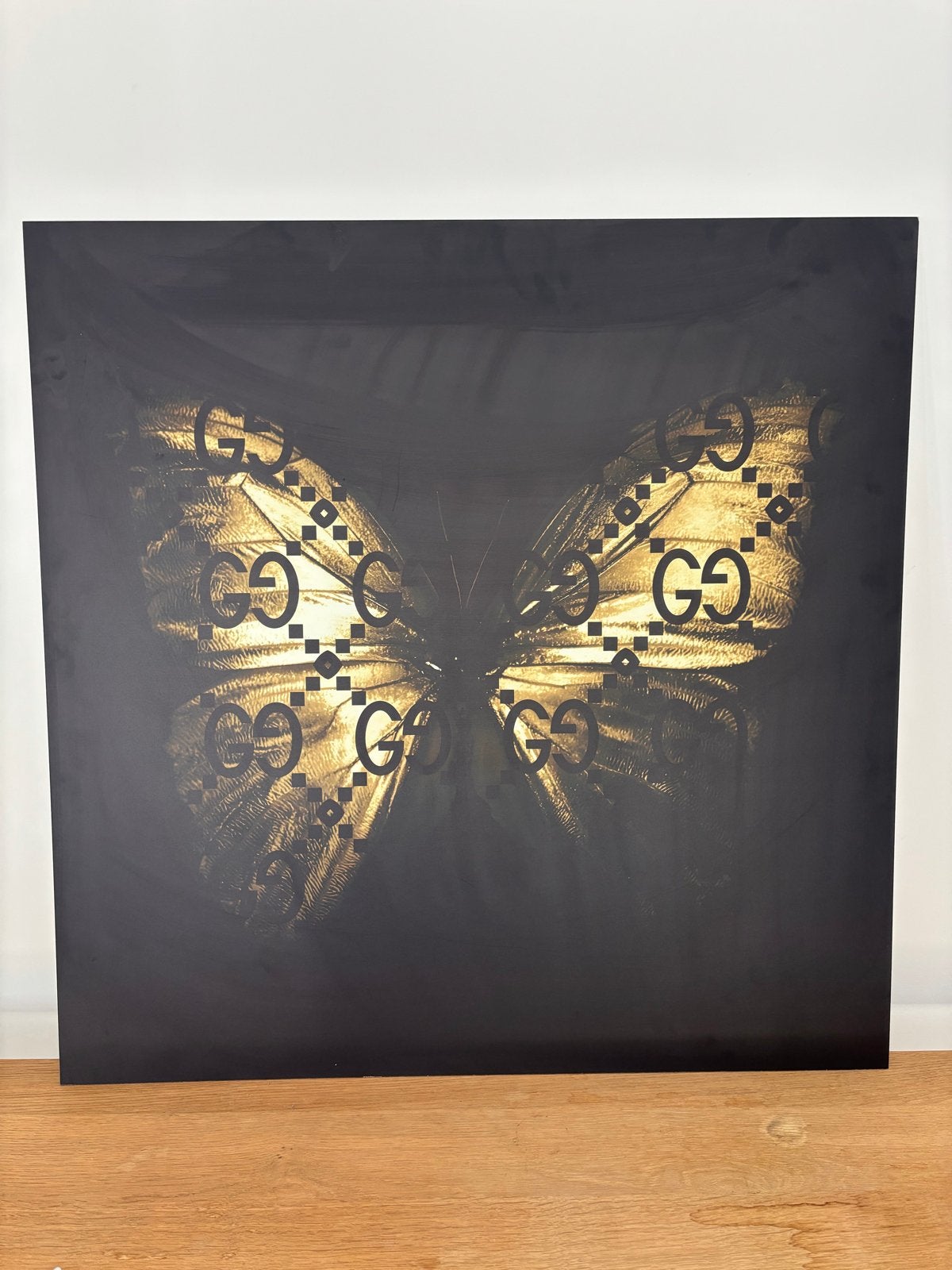 Groot schilderij Gucci met vlinder in goudtint, Overige ondergronden, Ophalen of Verzenden, Print, Overige onderwerpen