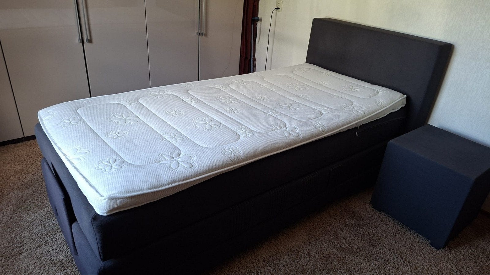 Karlsson electrische boxspring met hoofdbord 90x200 cm, Ophalen, 90 cm, Eenpersoons, Zo goed als nieuw