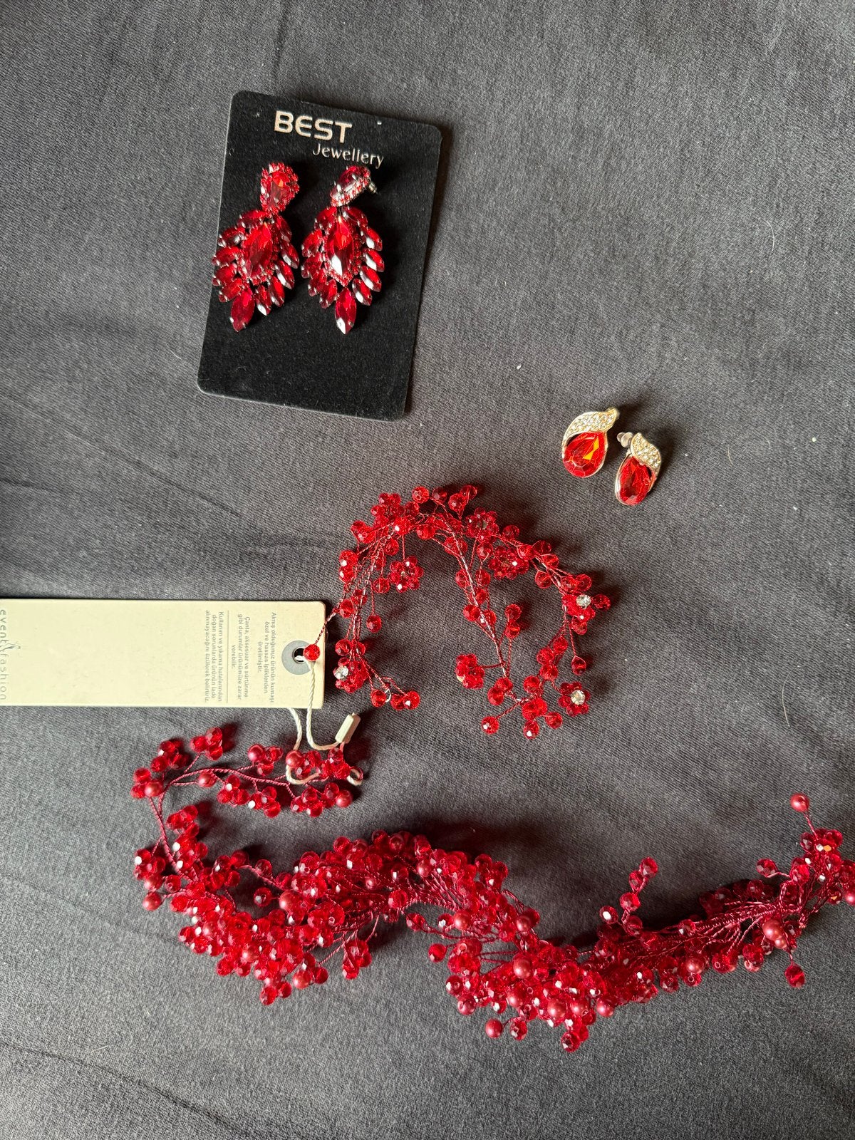 Rode oorbellen en haaraccessoire met kristallen, Met kristal, Overige materialen, Hangers, Ophalen of Verzenden