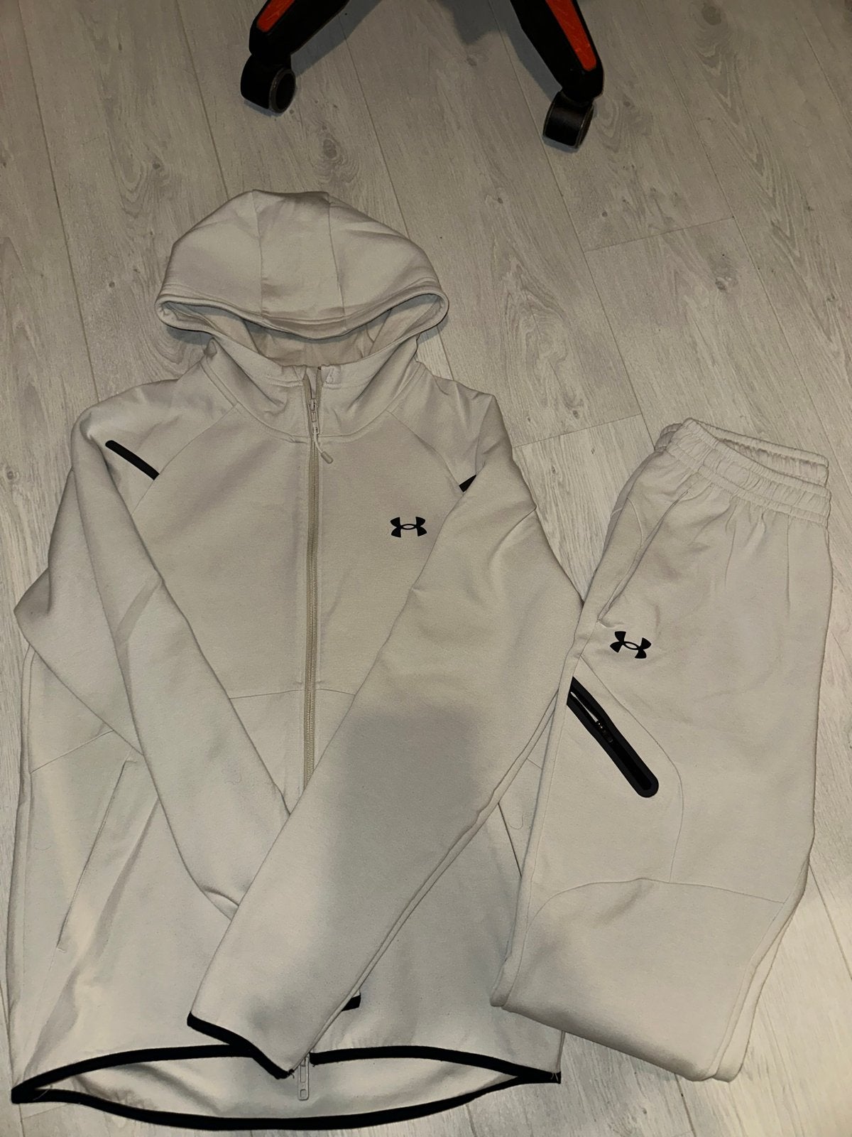 Under Armour trainingspak - Zo goed als nieuw, Fitness, Maat 48/50 (M), Beige, Ophalen of Verzenden