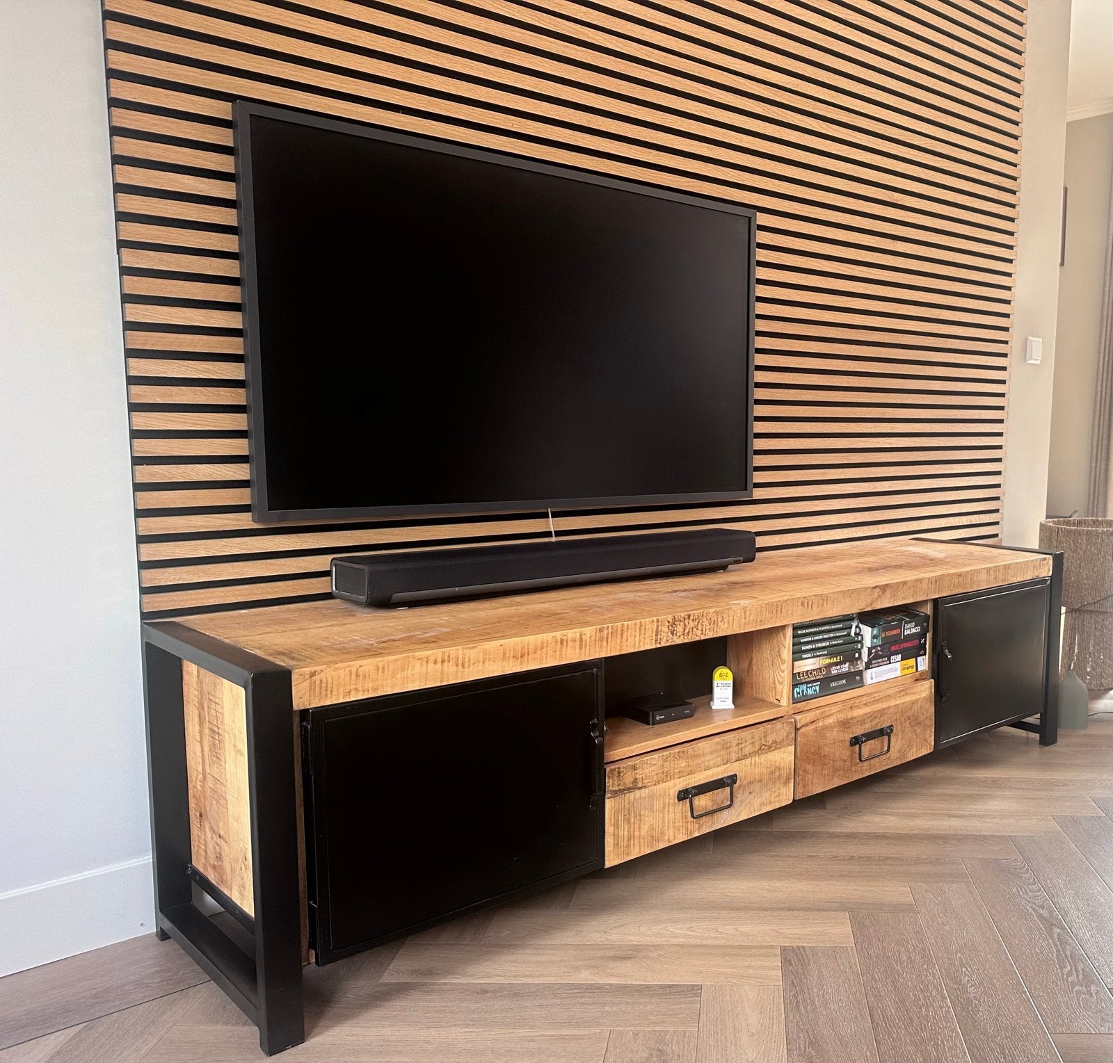 Robuust TV-meubel van mangohout en metaal, 150 tot 200 cm, Ophalen of Verzenden, Zo goed als nieuw, Minder dan 100 cm
