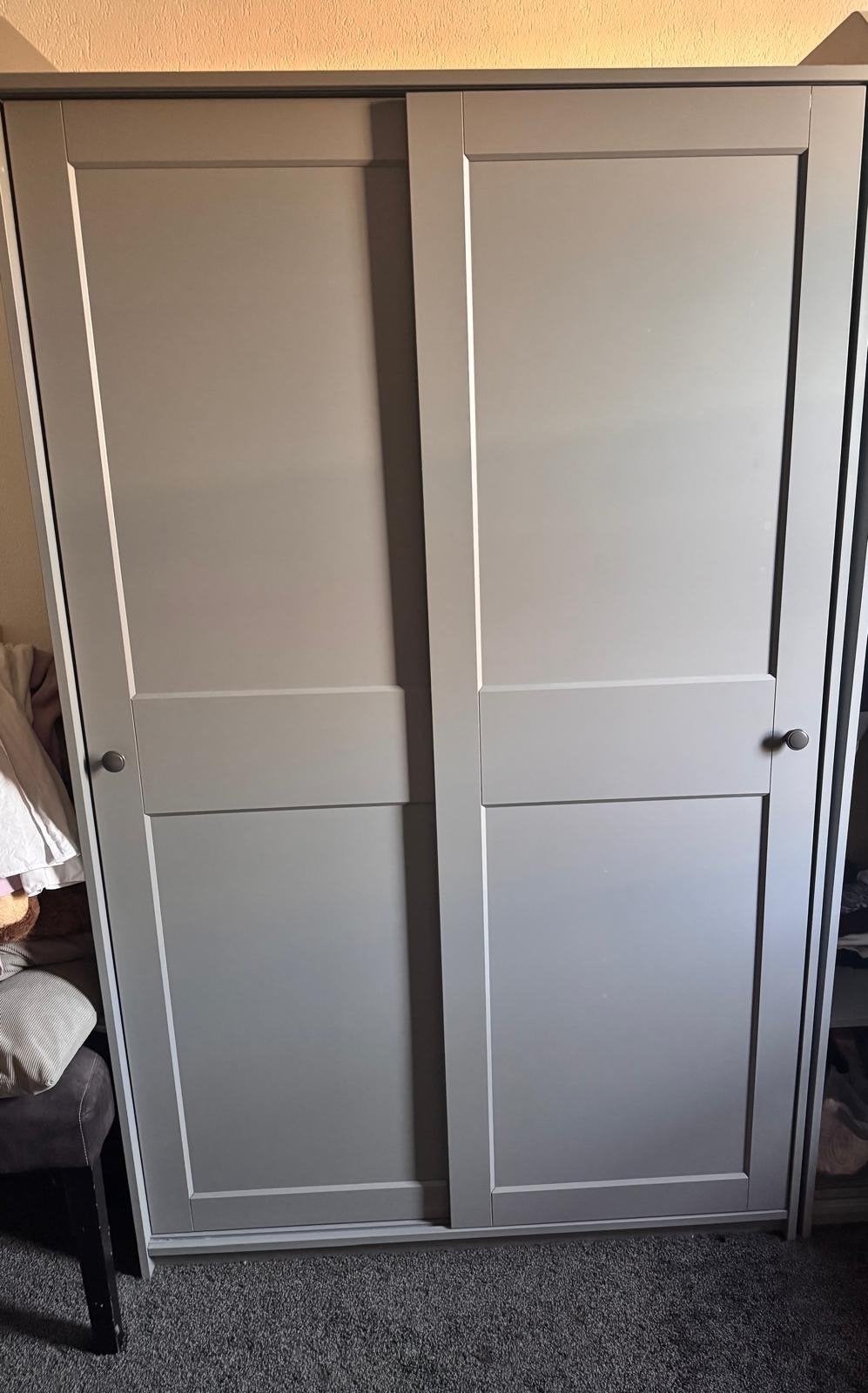 Grijze kledingkast met schuifdeuren en hangruimte, Ophalen, 100 tot 150 cm, Zo goed als nieuw, 150 tot 200 cm